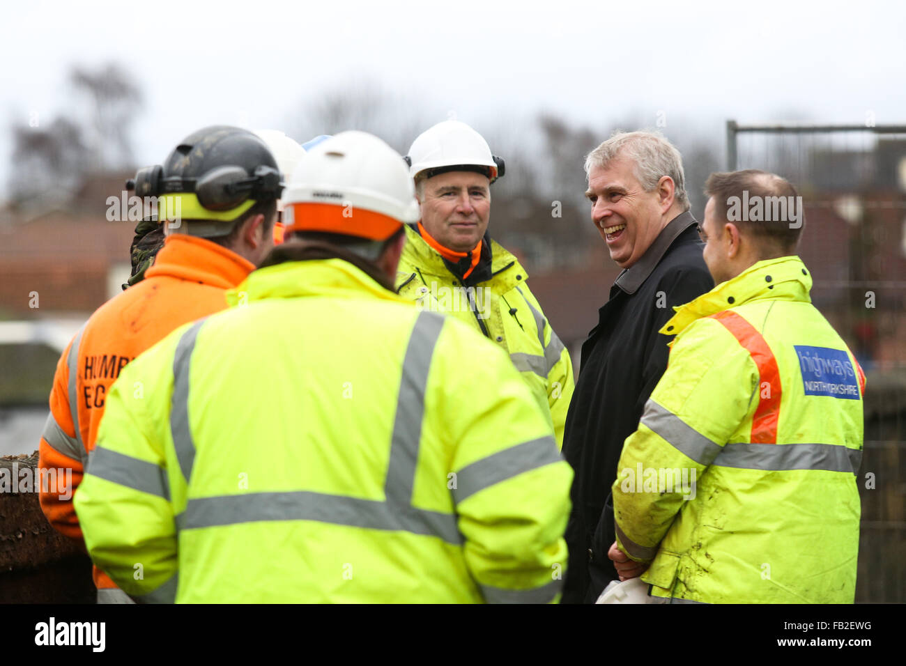 Le prince Andrew, duc de York, parle aux travailleurs sur le pont de Tadcaster, lors d'une visite à la ville de Tadcaster dans Yorkshire du Nord pour voir les dégâts causés par les inondations dans le mois dernier. La ville a été lourdement touchée après la rivière Wharfe burst c'est à l'origine le pont de banques s'effondrer partiellement. Crédit : Ian Hinchliffe/Alamy Live News Banque D'Images