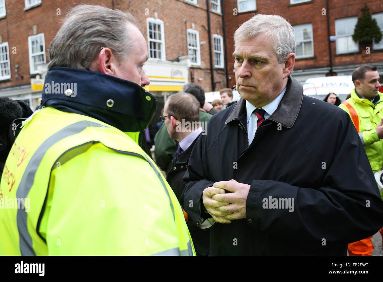 Le prince Andrew, duc de York, parle à un travailleur d'urgence lors de sa visite à la ville de Tadcaster dans Yorkshire du Nord pour voir les dégâts causés par les inondations dans le mois dernier. La ville a été lourdement touchée après la rivière Wharfe burst c'est à l'origine le pont de banques s'effondrer partiellement. Crédit : Ian Hinchliffe/Alamy Live News Banque D'Images