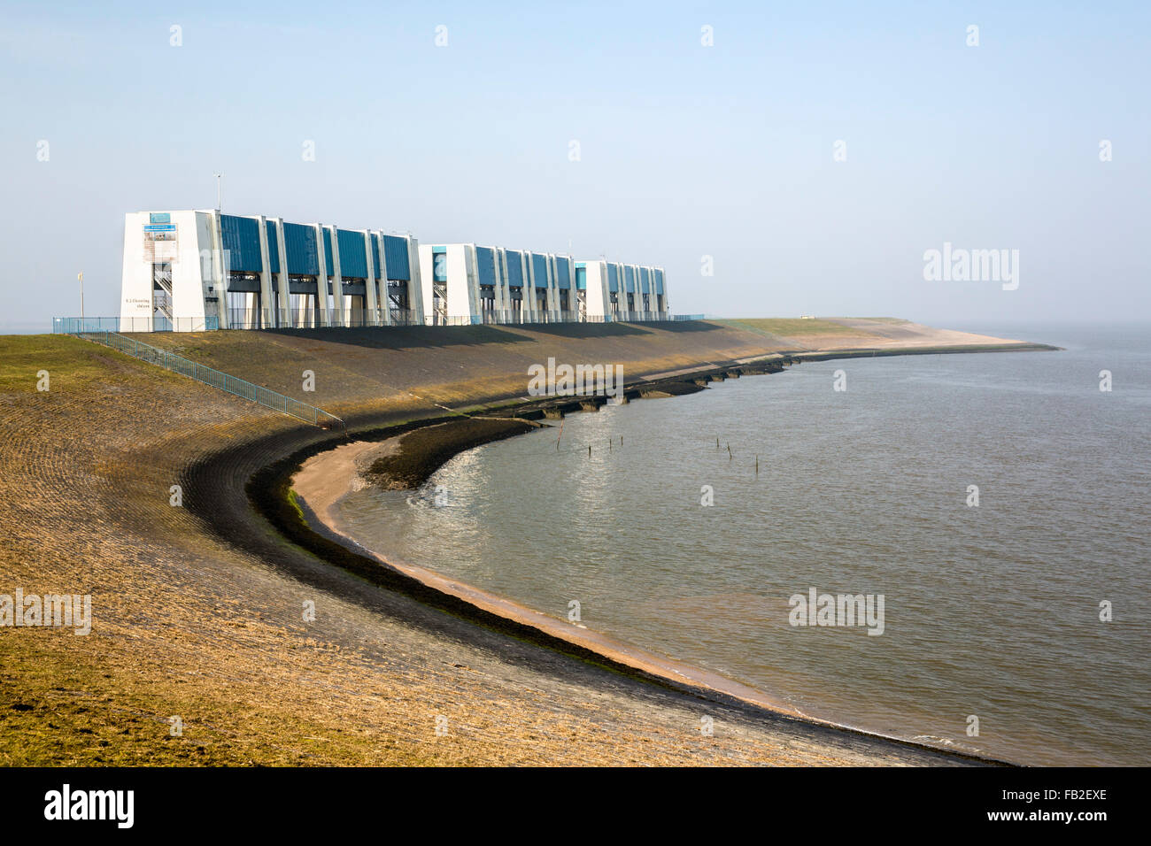Pays-bas, Anjum, vannes de décharge pour le transport des surplus d'eau de la terre vers la mer Banque D'Images