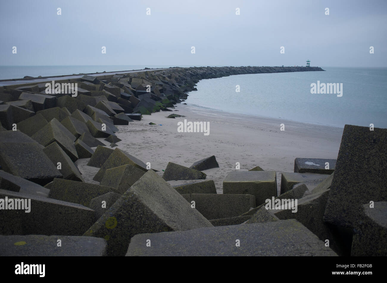 Gros blocs de béton faisant partie de la défense de la mer à Scheveningen Banque D'Images