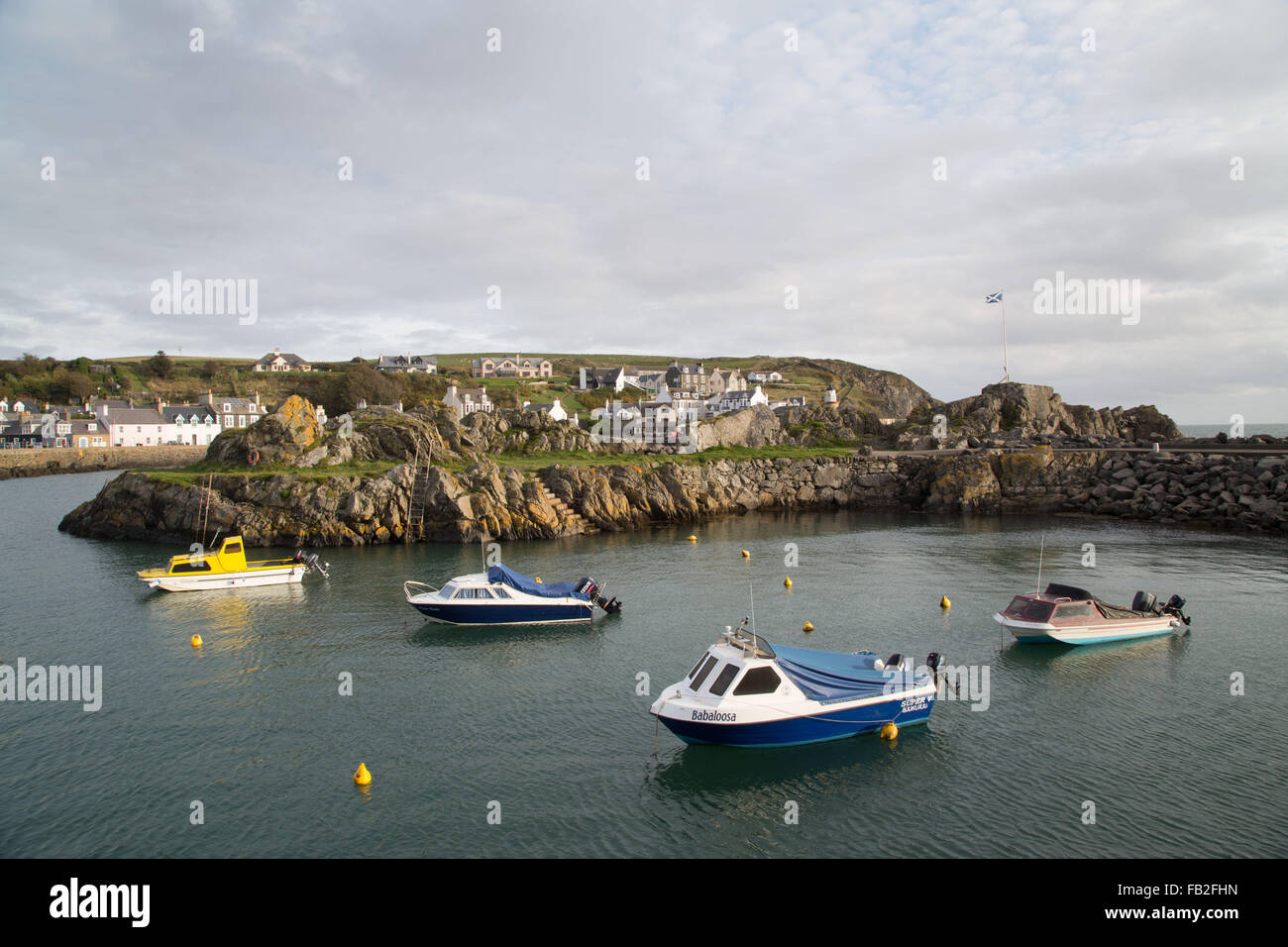 La fin de l'après-midi sunshine hits le littoral à Portpatrick à Dumfries and Galloway, Ecosse, Grande-Bretagne. Banque D'Images