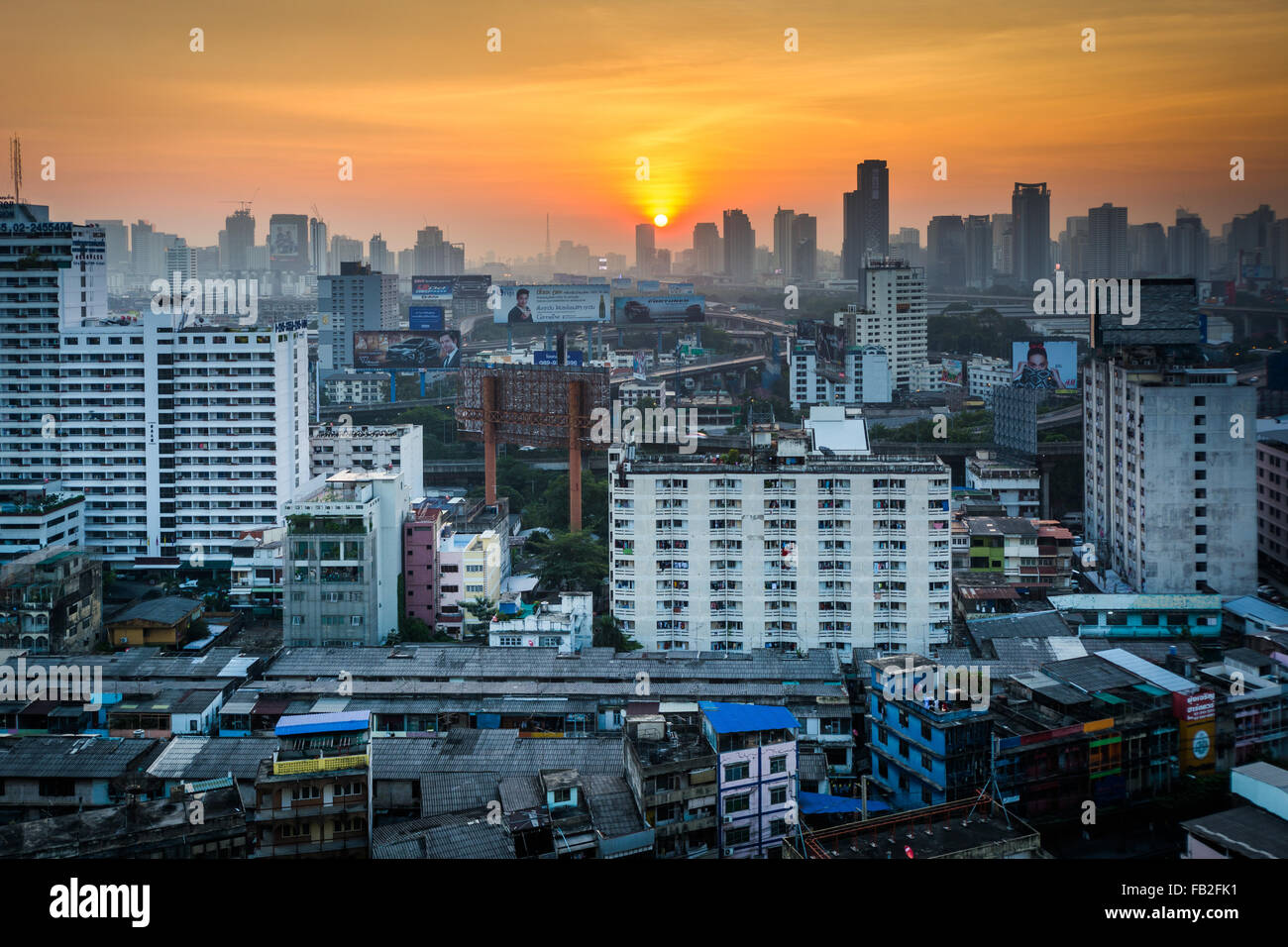 Lever du soleil sur la Ratchathewi District, à Bangkok, Thaïlande. Banque D'Images