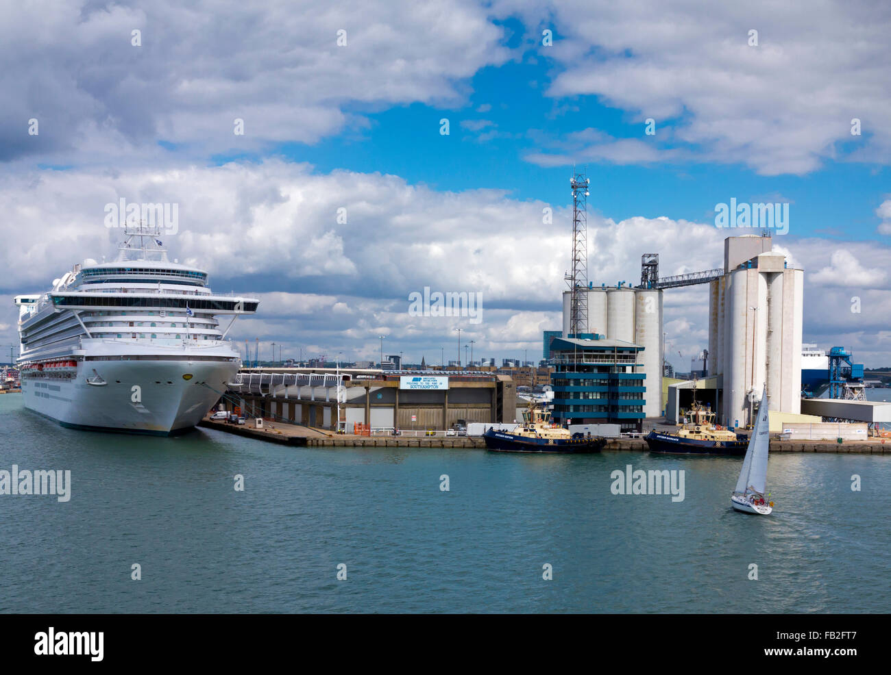 Le Port de Southampton un port de passagers et de fret situé dans la partie centrale de la côte sud de l'Angleterre, dans le Hampshire, Royaume-Uni Banque D'Images