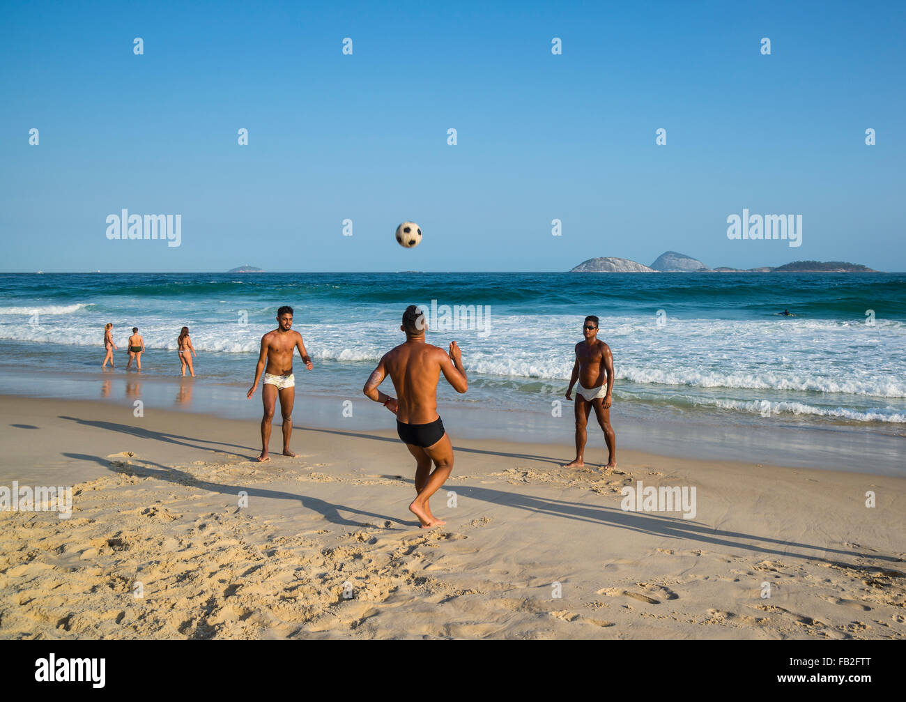 La plage d'Ipanema, les hommes jouent au football, Rio de Janeiro, Brésil Banque D'Images
