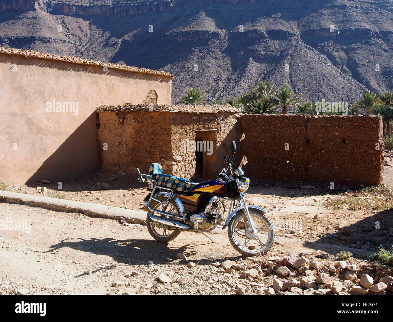 Cyclomoteur dans village de Sete (Site), le JBEL SAGHRO, Maroc Banque D'Images