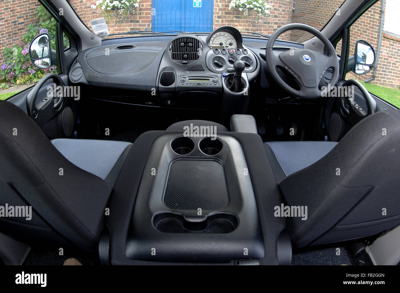 Fiat Multipla intérieur, 3 sièges à l'avant, ou d'une table pliable Banque D'Images