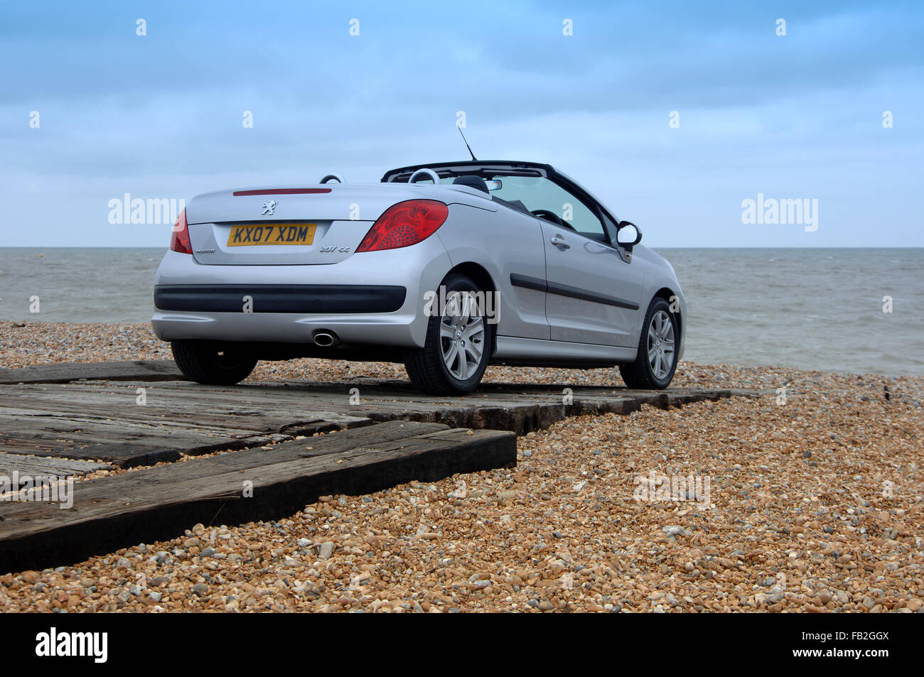 Peugeot 206 CC (coupé cabriolet) open top voiture avec toit métallique repliable Banque D'Images