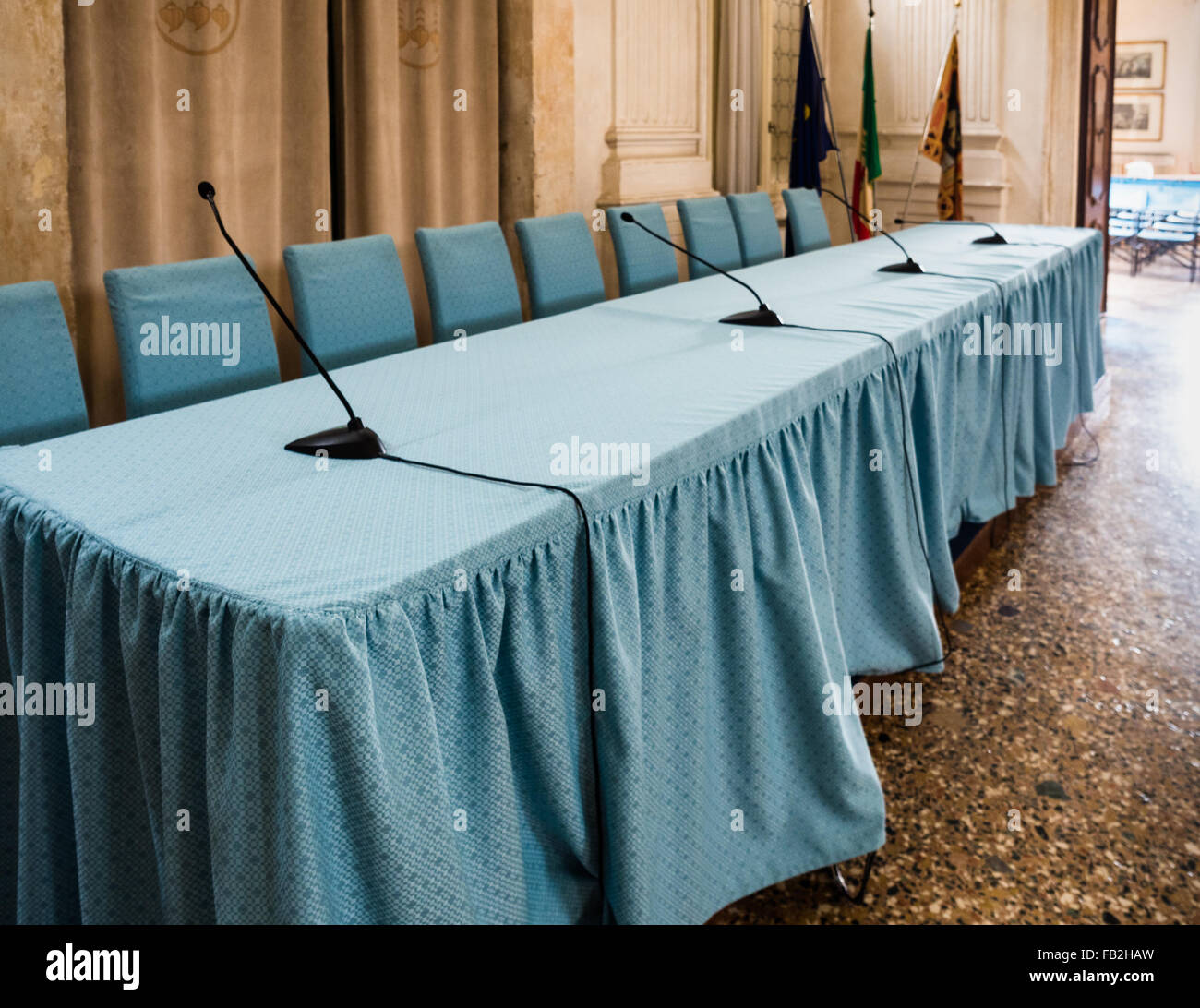Tableau de conférence et des chaises recouvertes de tissu bleu. Banque D'Images