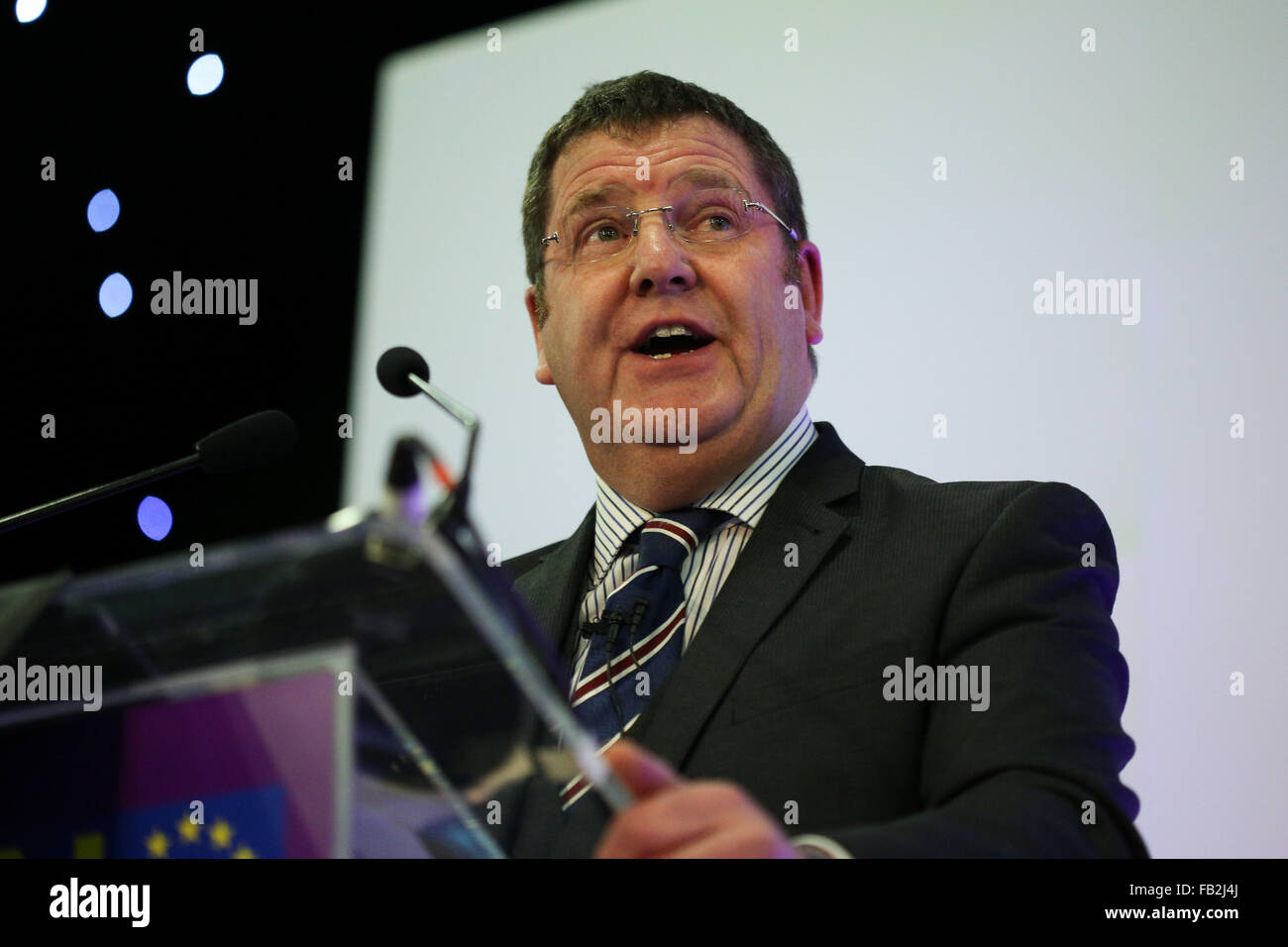 L'eurodéputée UKIP pour Yorkshire et Humber Mike Hookem parle à un «dites non à l'UE" événement à Elland Road à Leeds, West Yorkshire, Royaume-Uni. Banque D'Images