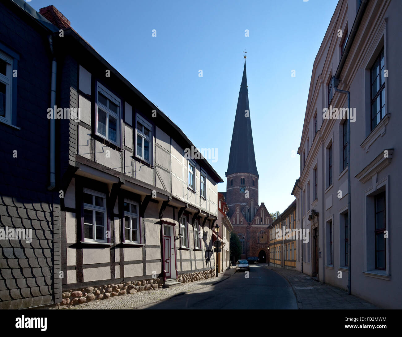 Salzwedel, Jenny-Marx-Straße mit Turm der Marienkirche von Norden Banque D'Images