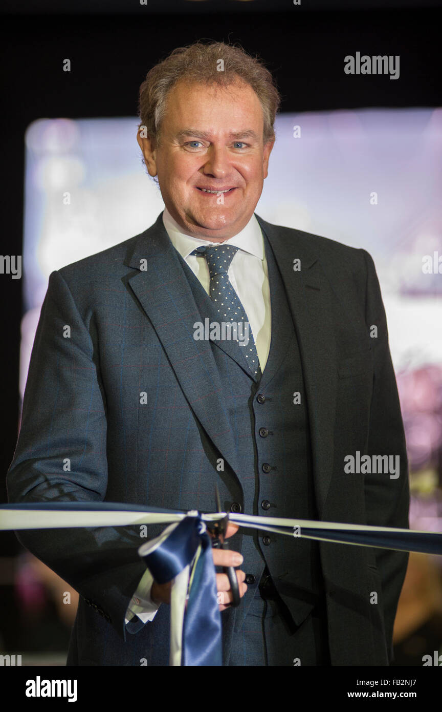 Excel, Londres, Royaume-Uni. 8 janvier, 2016. Le London Boat Show s'ouvre, un leader mondial de lancer le calendrier nautique 2016 comme le premier spectacle de l'année. Downton Abbey star Hugh Bonneville ouvre officiellement le stand Sunseeker dispose d' le monde Lancement du Sunseeker Yacht 131. Credit : Malcolm Park editorial/Alamy Live News Banque D'Images