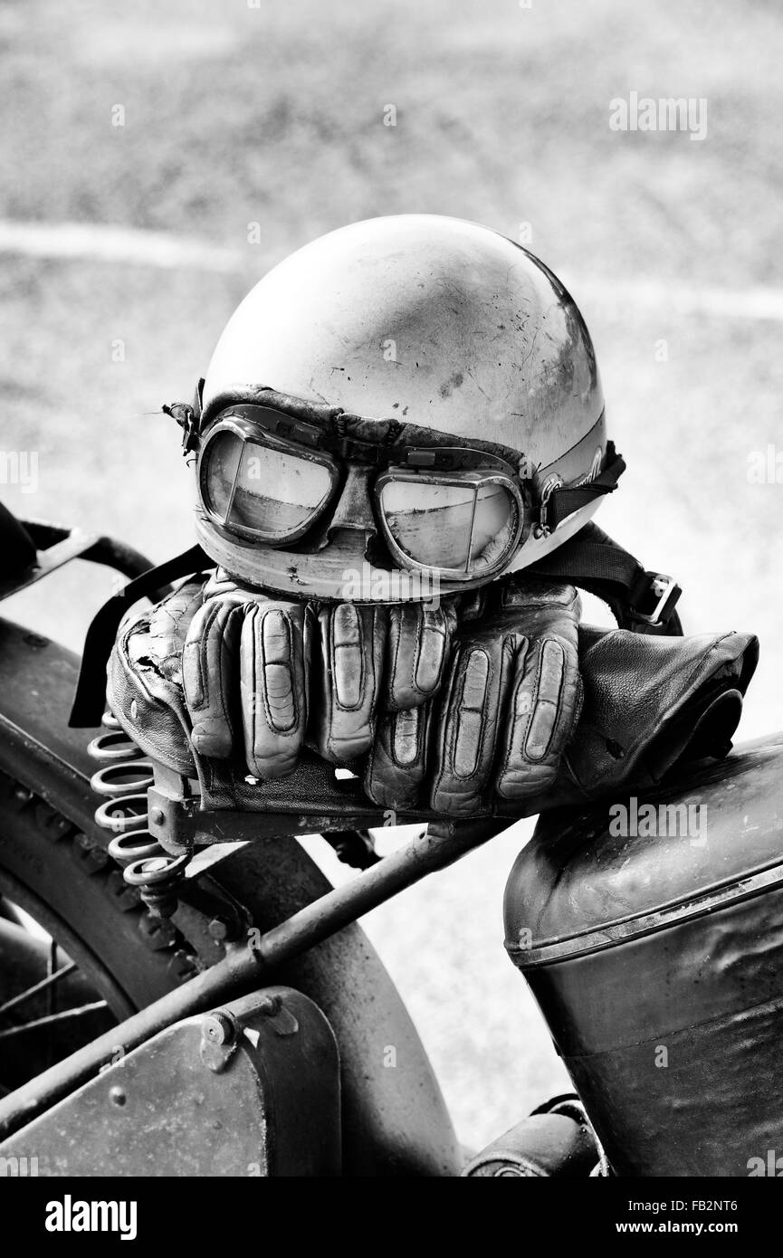 Casque vintage sur une moto classique britannique. Le noir et blanc Banque D'Images