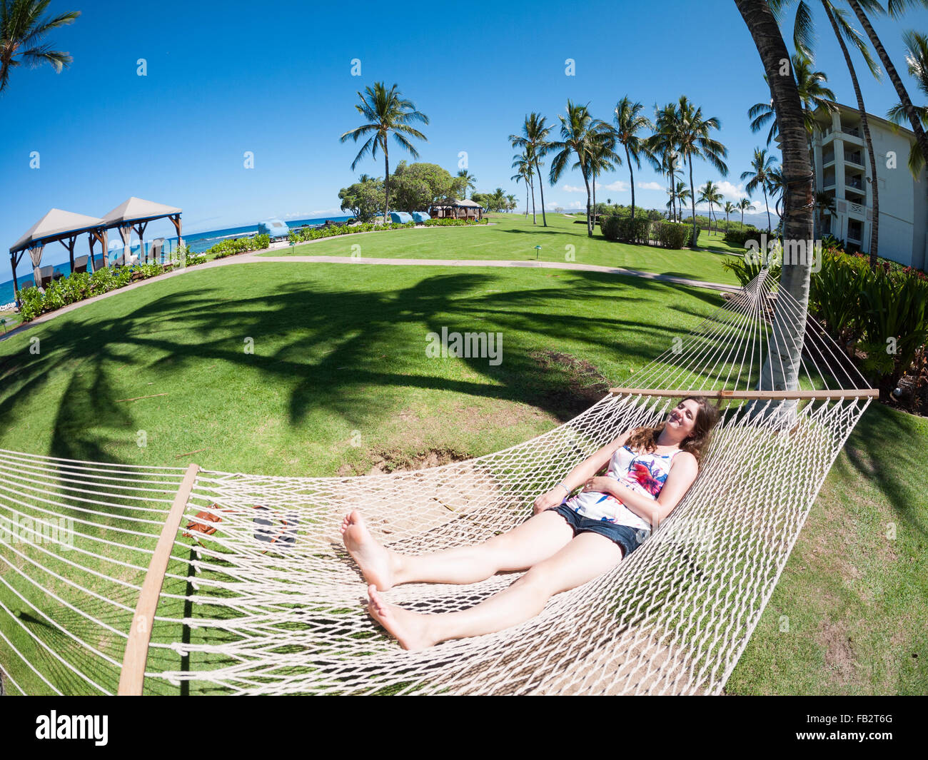 Une belle fille brune pan sur un hamac sur le terrain de l'hôtel Fairmont  Orchid, Kohala Coast, Hawai'i (Hawaii Photo Stock - Alamy