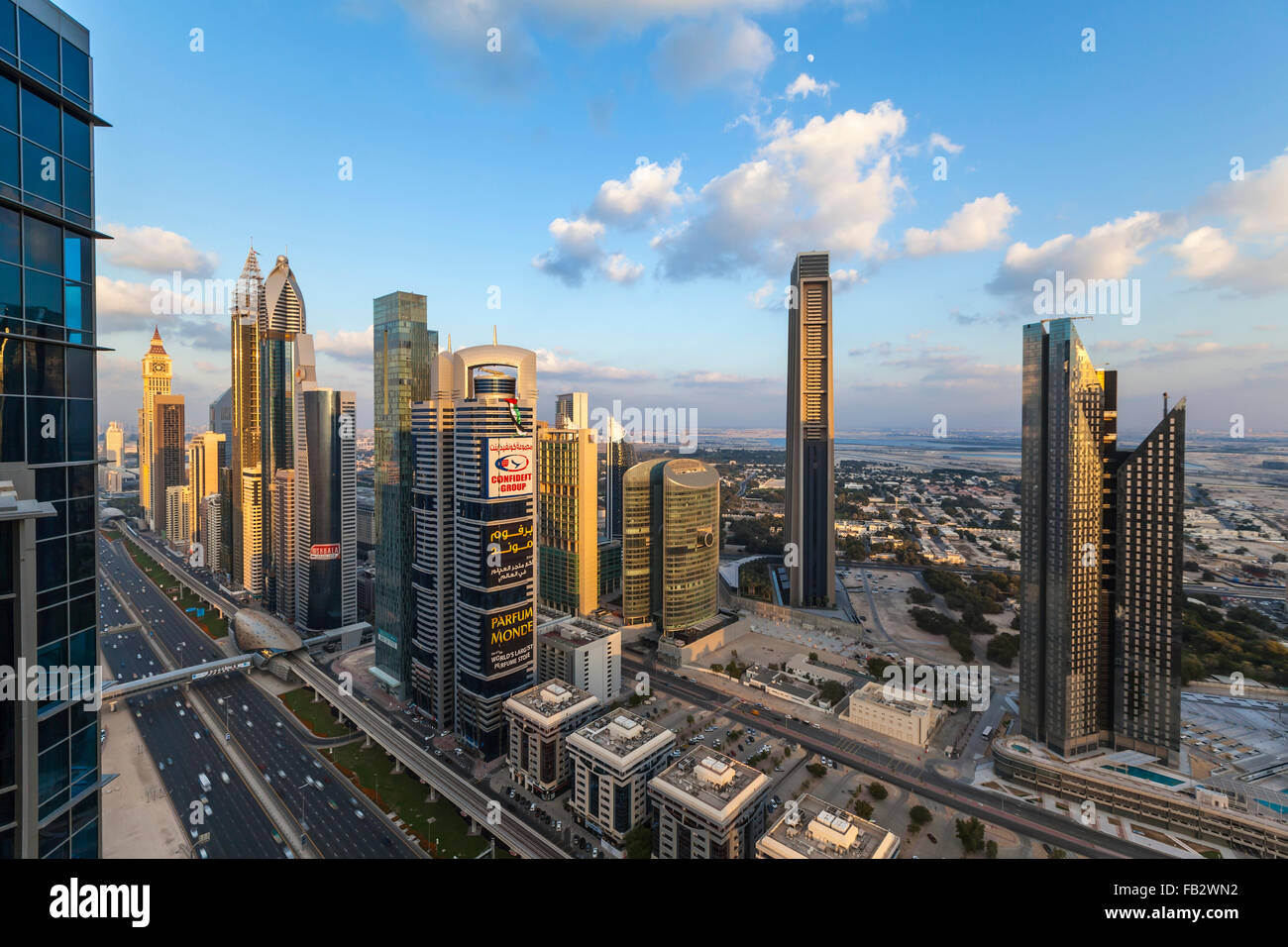 Emirats Arabes Unis, Dubaï, Sheikh Zayed Road, le trafic et les nouveaux immeubles de grande hauteur le long de la route principale de Dubaï Banque D'Images