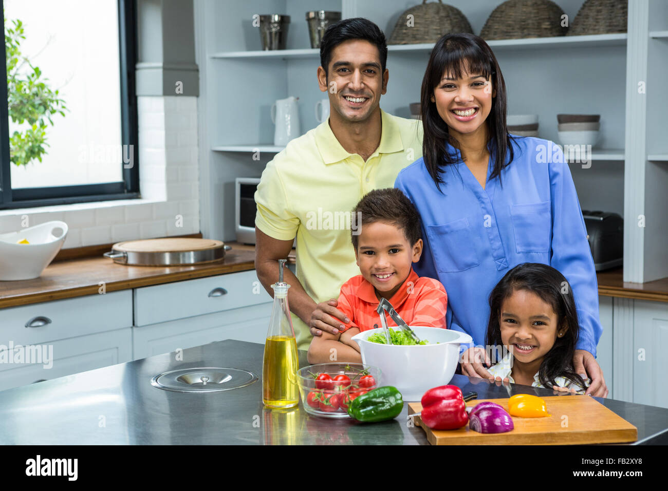 Portrait de famille heureuse dans la cuisine Banque D'Images