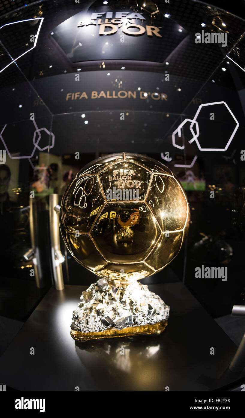 Le FIFA Ballon d'Or trophée est exposé au musée de la FIFA l'avenir à Zurich, quelques jours avant la cérémonie de remise du prix 2015. Banque D'Images