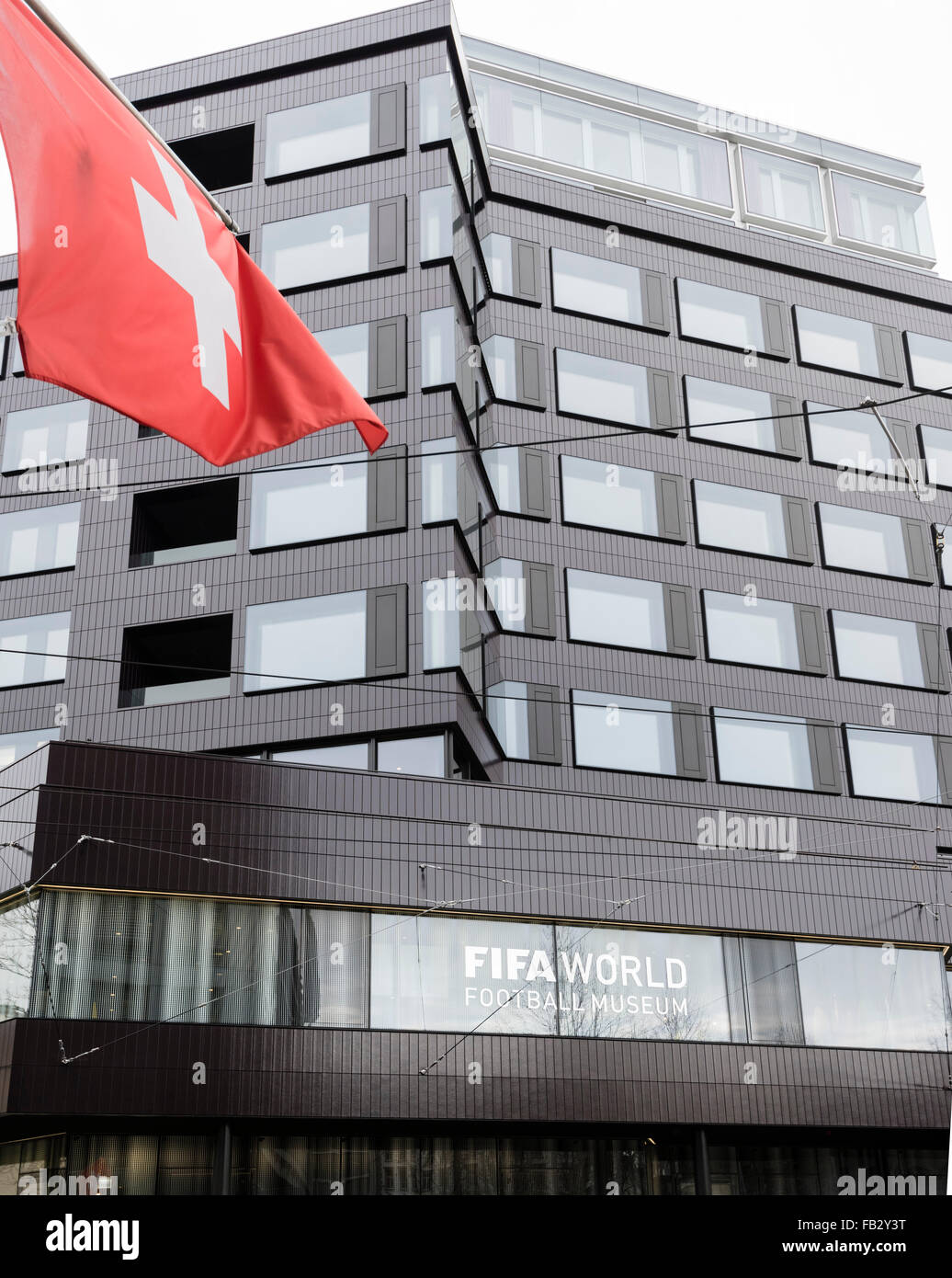 Le drapeau suisse d'un hotel à l'autre côté de la rue est aux commandes en face du futur Musée du Football Coupe du Monde à Zurich. Banque D'Images