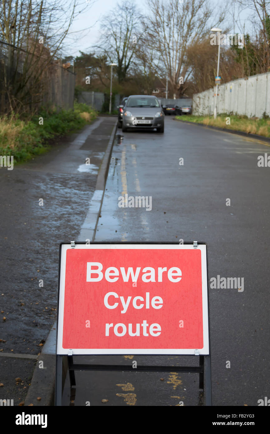 Méfiez-vous randonnée à vélo signe, un panneau routier britannique sans signification claire Banque D'Images