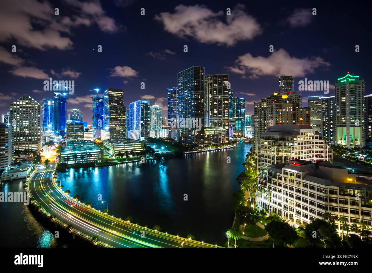 Vue de Brickell Key, une petite île couverte de tours, vers la ville de Miami, Miami, Floride, USA Banque D'Images