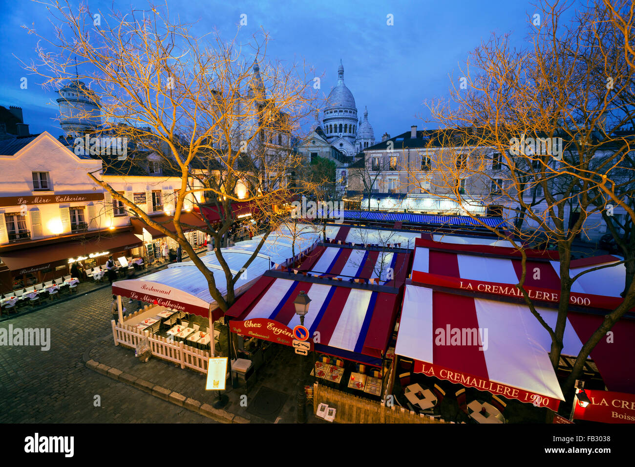 Café et scène de rue à Montmartre, Paris, France, Europe, elevated view, soir Banque D'Images