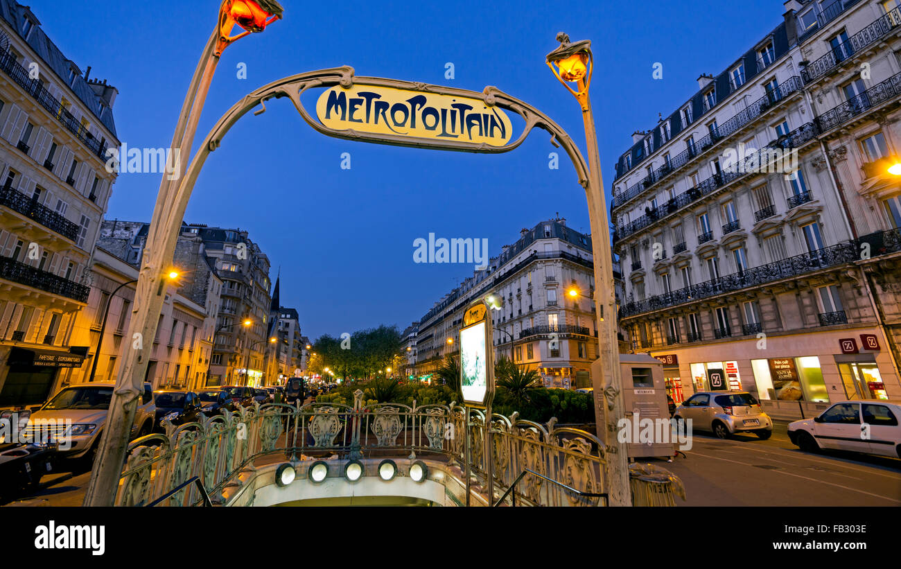 Métro Metropolitain Art déco signer la nuit, Paris, France, Europe Banque D'Images