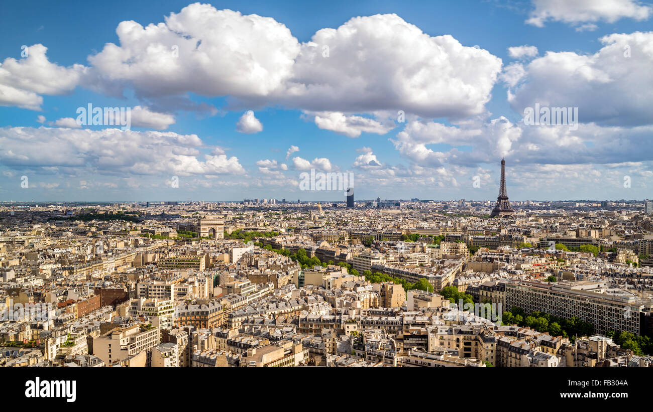 Arc de Triomphe et la Tour Eiffel, des toits de la ville vue sur les toits, Paris, France, Europe Banque D'Images