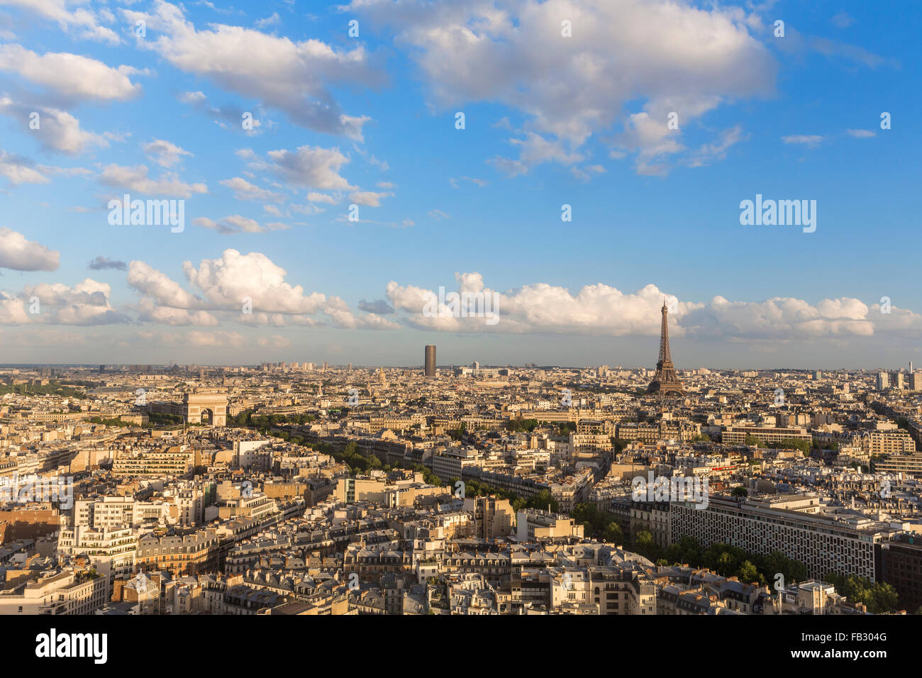 Arc de Triomphe et la Tour Eiffel, des toits de la ville vue sur les toits, Paris, France, Europe Banque D'Images