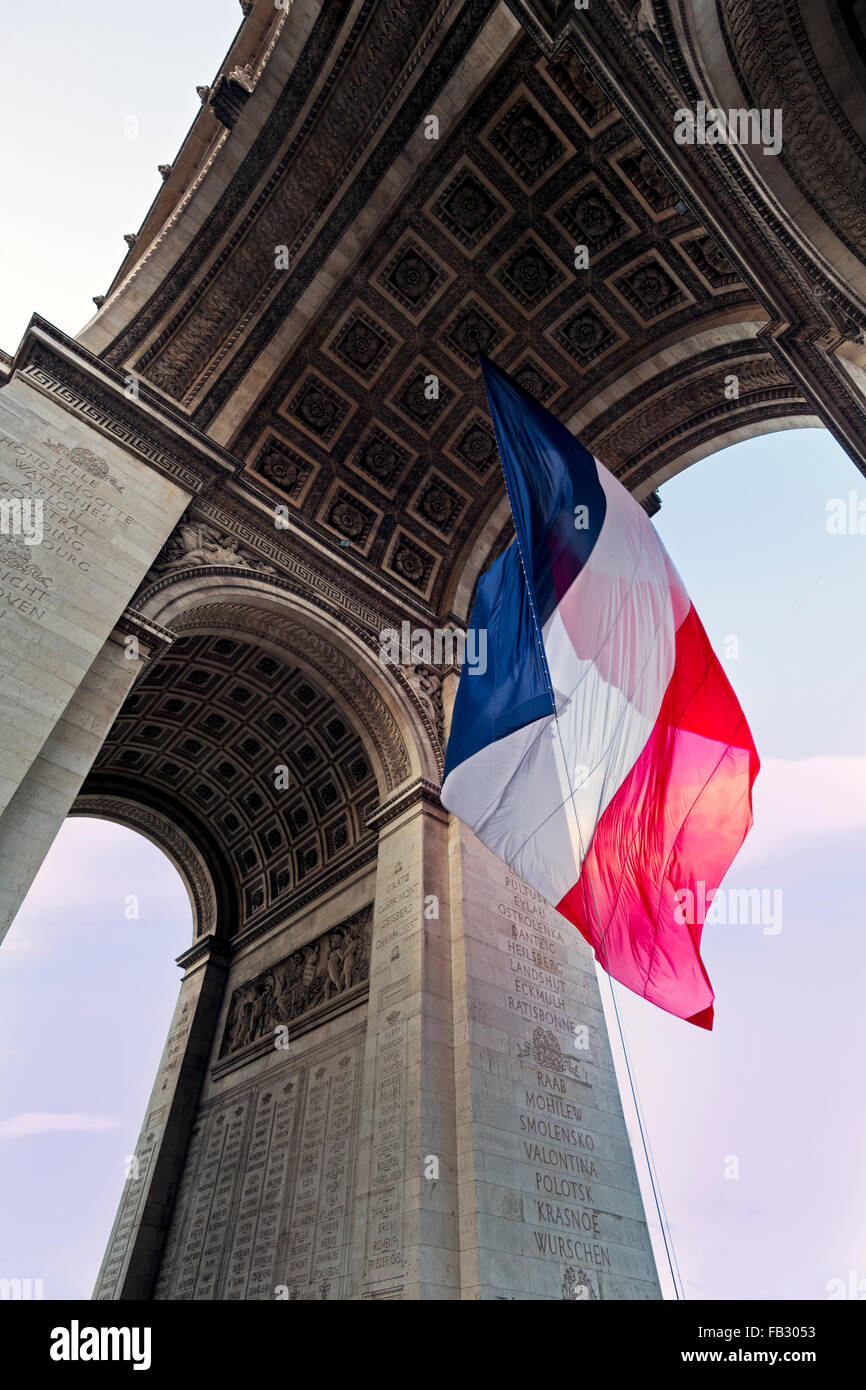 France, Paris, Etoile, drapeau Français en vertu de l'Arc de Triomphe construit par Napoléon Banque D'Images