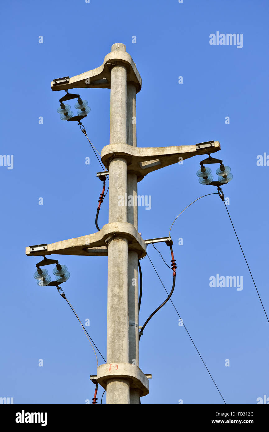 Libre d'un poteau électrique en béton avec trois phases Photo Stock Alamy