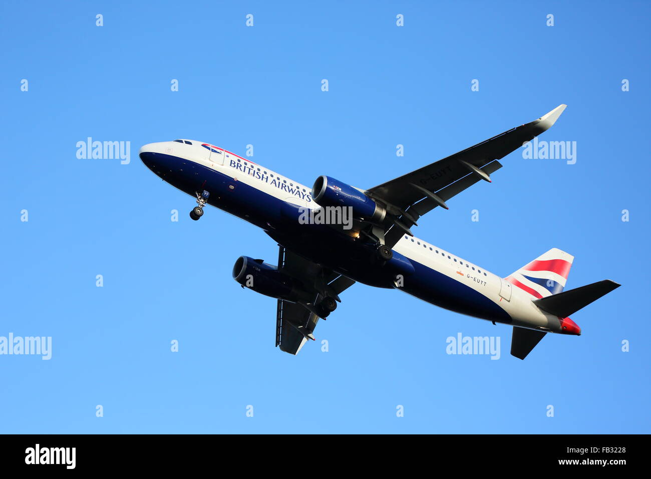 Un British Airways Airbus A320-232(WL) G-EUYT Aiurport d'atterrissage à Heathrow, Londres Banque D'Images