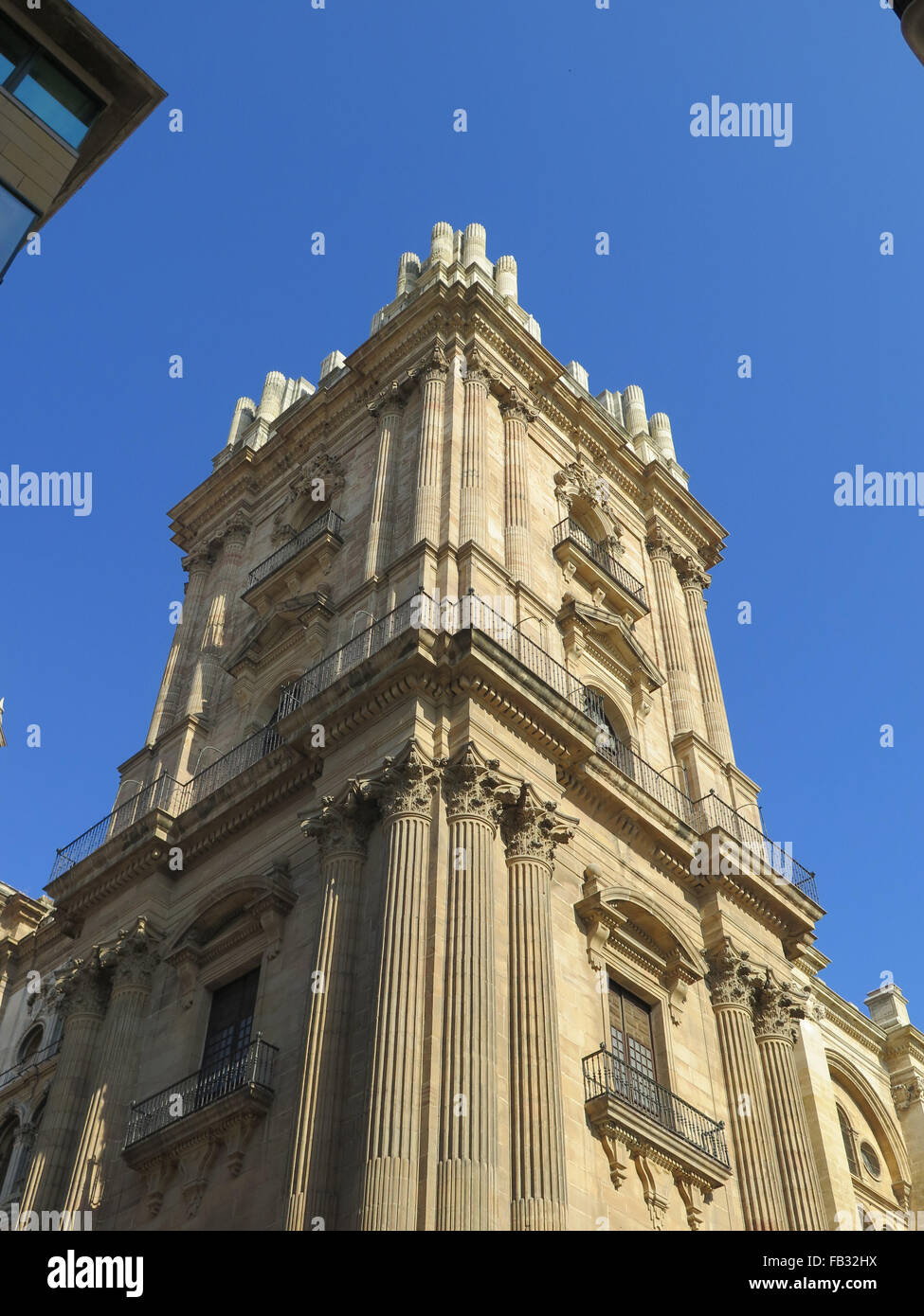 Partie de coin de la cathédrale de Malaga sur la journée ensoleillée d'automne en Andalousie, Espagne Banque D'Images