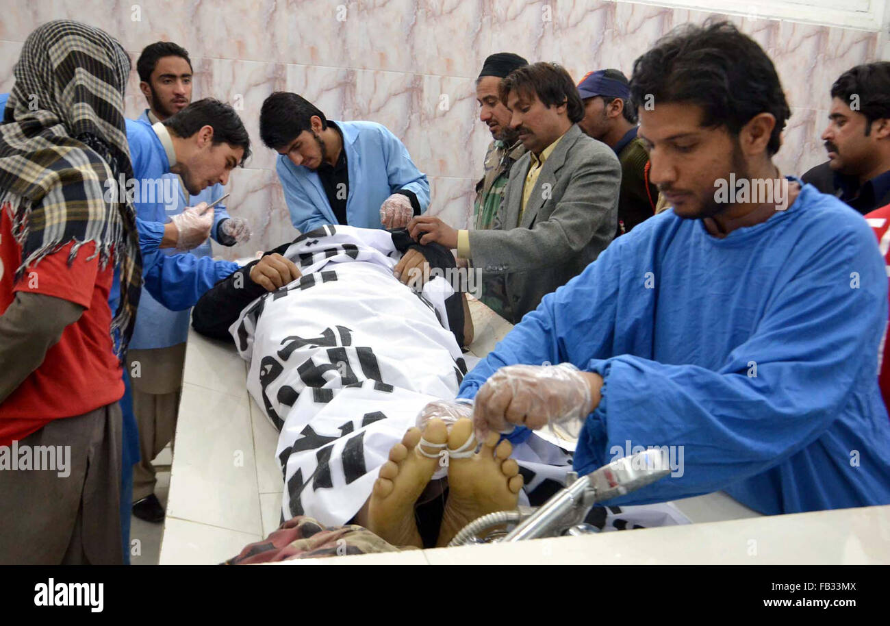 Le personnel paramédical de l'hôpital Civile sont organisme de contrôle de la police assassiné pour medico légal, à Quetta le Vendredi, Janvier 08, 2016. Des hommes armés non identifiés ont assassiné des policiers au cours de fonctions de sécurité sur une mosquée située à Patel Road de Quetta et énigmes corps d'urgence à l'hôpital civil. Banque D'Images