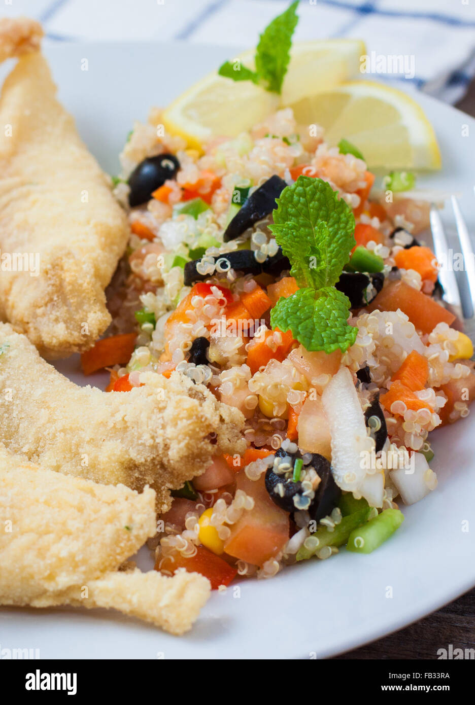 Salade de quinoa au frais John Dory filet de poisson et de légumes Banque D'Images