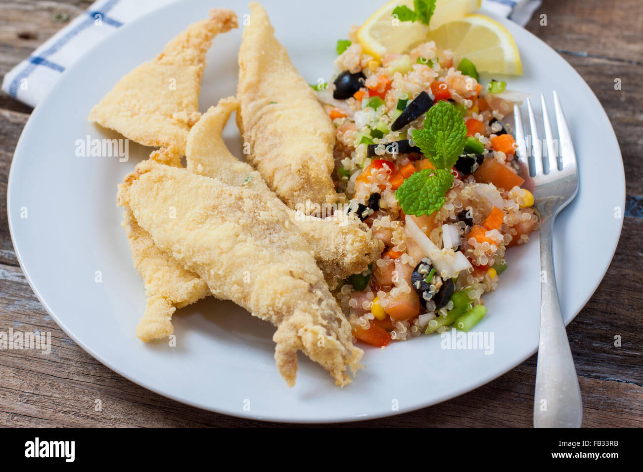 Salade de quinoa au frais John Dory filet de poisson et de légumes Banque D'Images