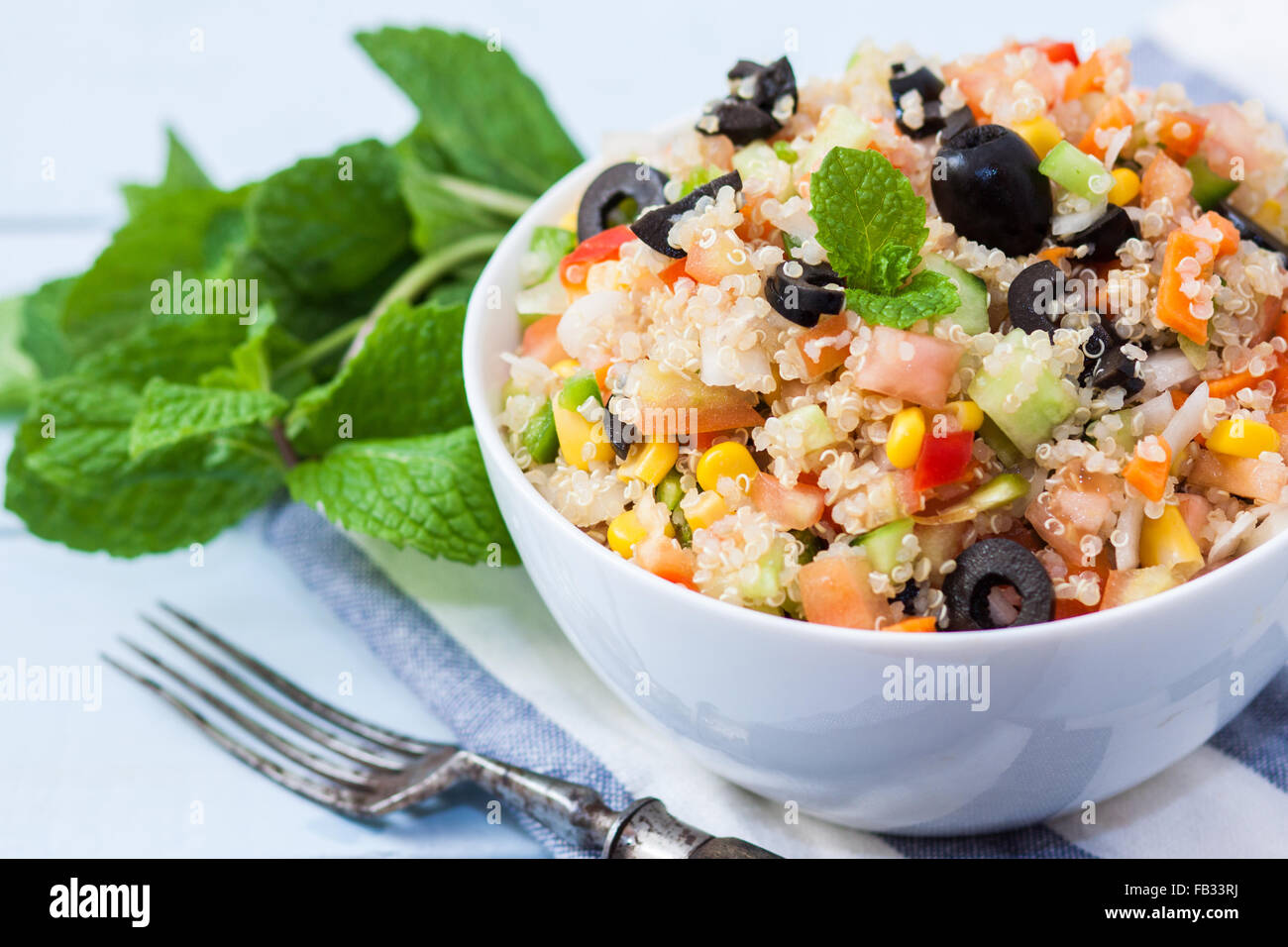 Salade de quinoa taboulé frais style avec des légumes sur bol Banque D'Images