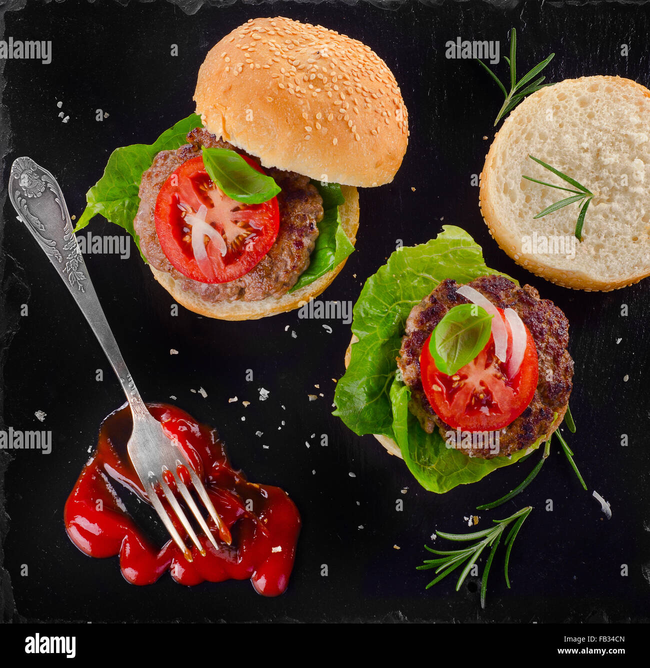 Hamburgers maison avec sauce tomate sur fond sombre. Vue d'en haut Banque D'Images