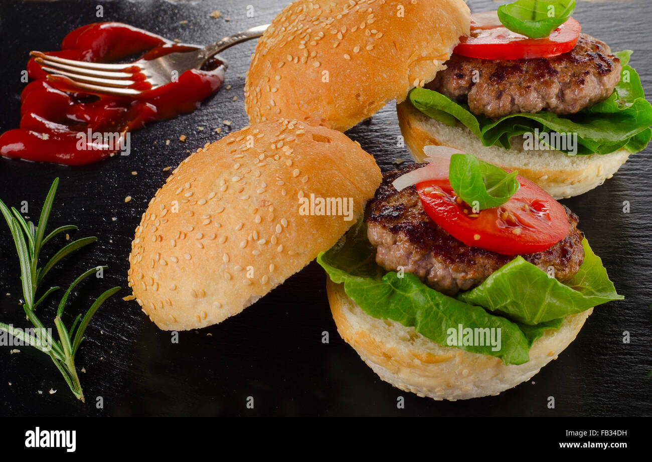 Hamburgers maison sur un fond sombre. Selective focus Banque D'Images