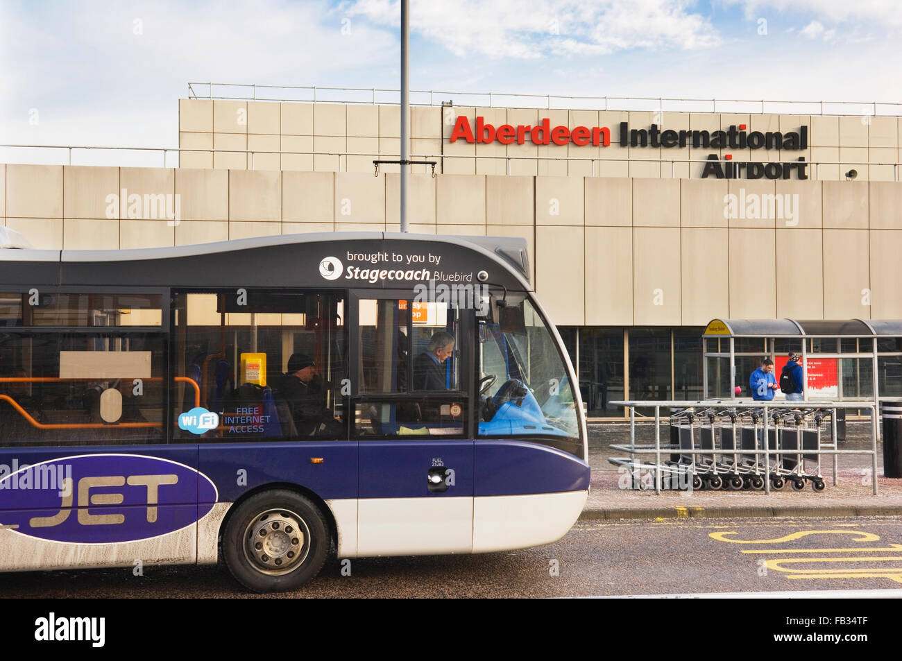 Le bus de l'aéroport à l'aéroport d'Aberdeen - Ecosse, Royaume-Uni. Banque D'Images