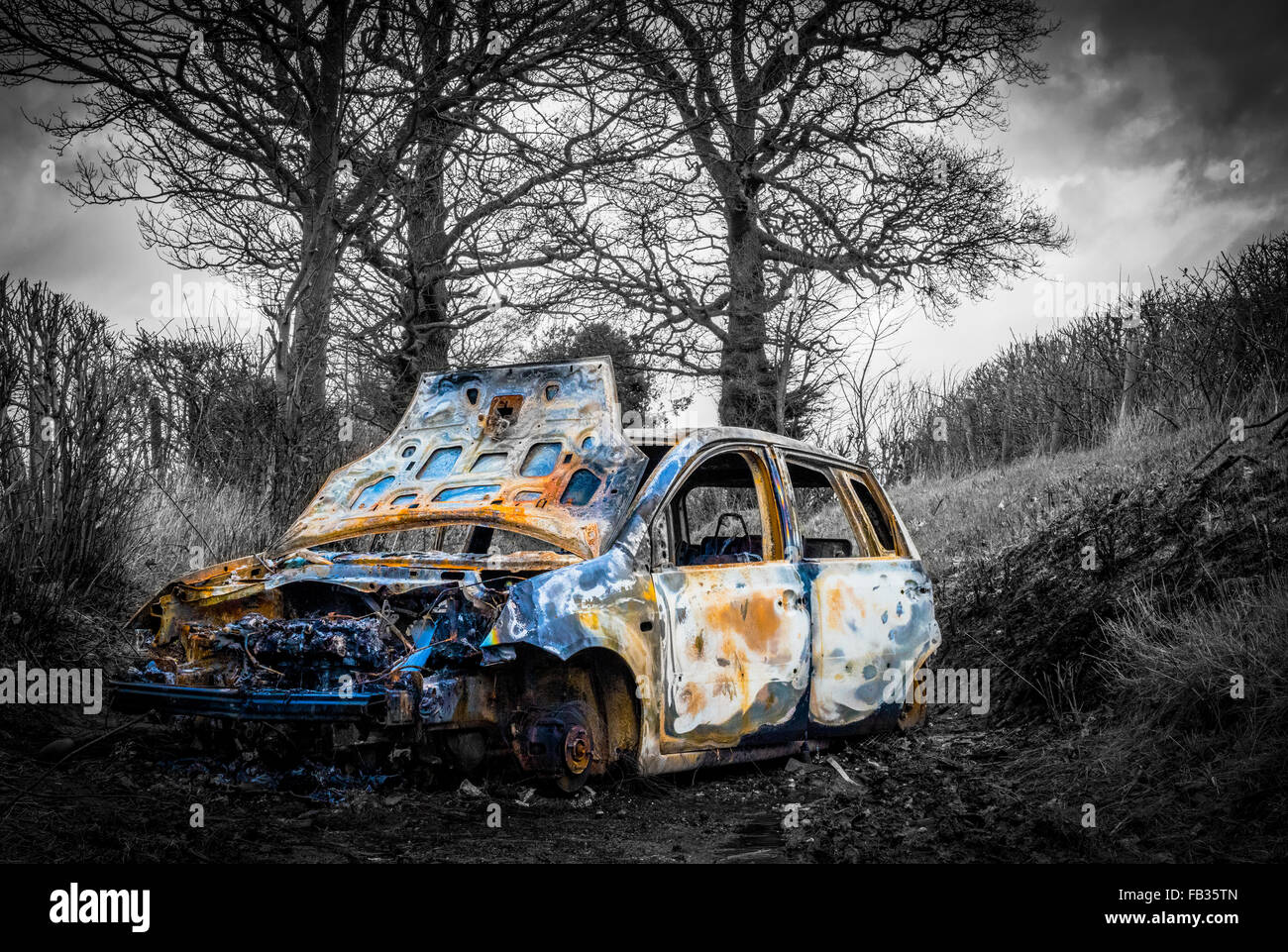 Un vol de voiture brûlée déversés dans un chemin de campagne de Essington Wolverhampton West Midlands UK Banque D'Images