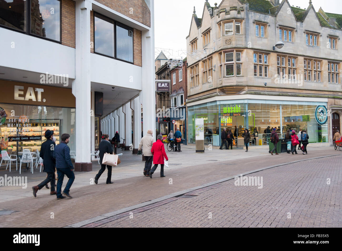 Boutiques, les acheteurs et les bâtiments dans le centre-ville de Cambridge, Royaume-Uni. Une scène de rue dans le centre-ville avec des magasins et restaurants Banque D'Images