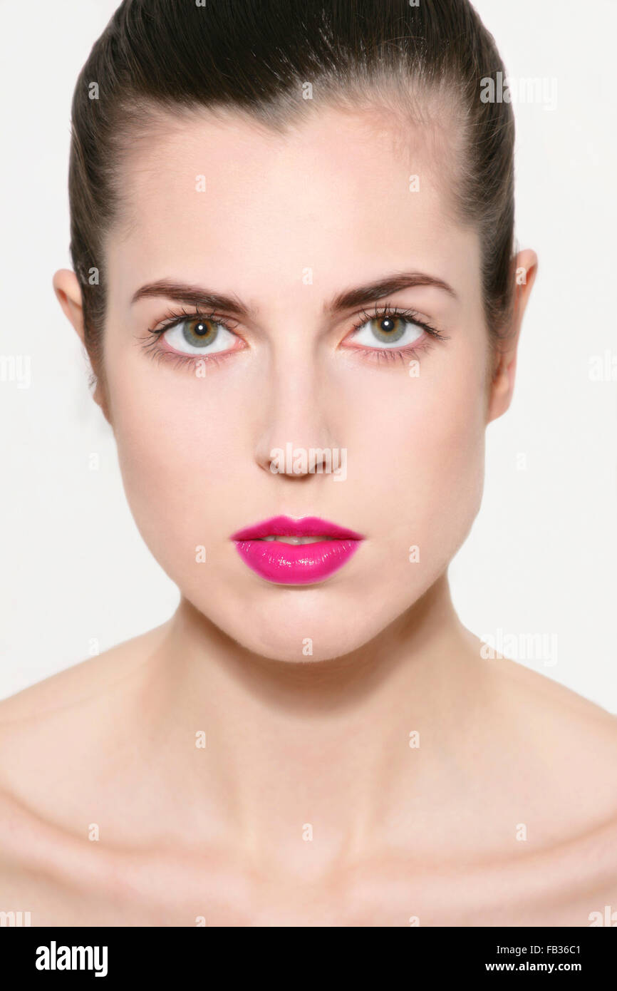 Femme Aux Yeux Verts Et Rouge à Lèvres Rose Banque Dimages