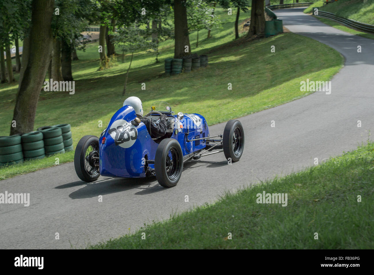 Vitesse Prescott Hill Climb 2015, une monoplace spécial 1934 Austin, avant guerre courses de voiture de course vers le haut de l'arbre bordée bien sûr. Banque D'Images