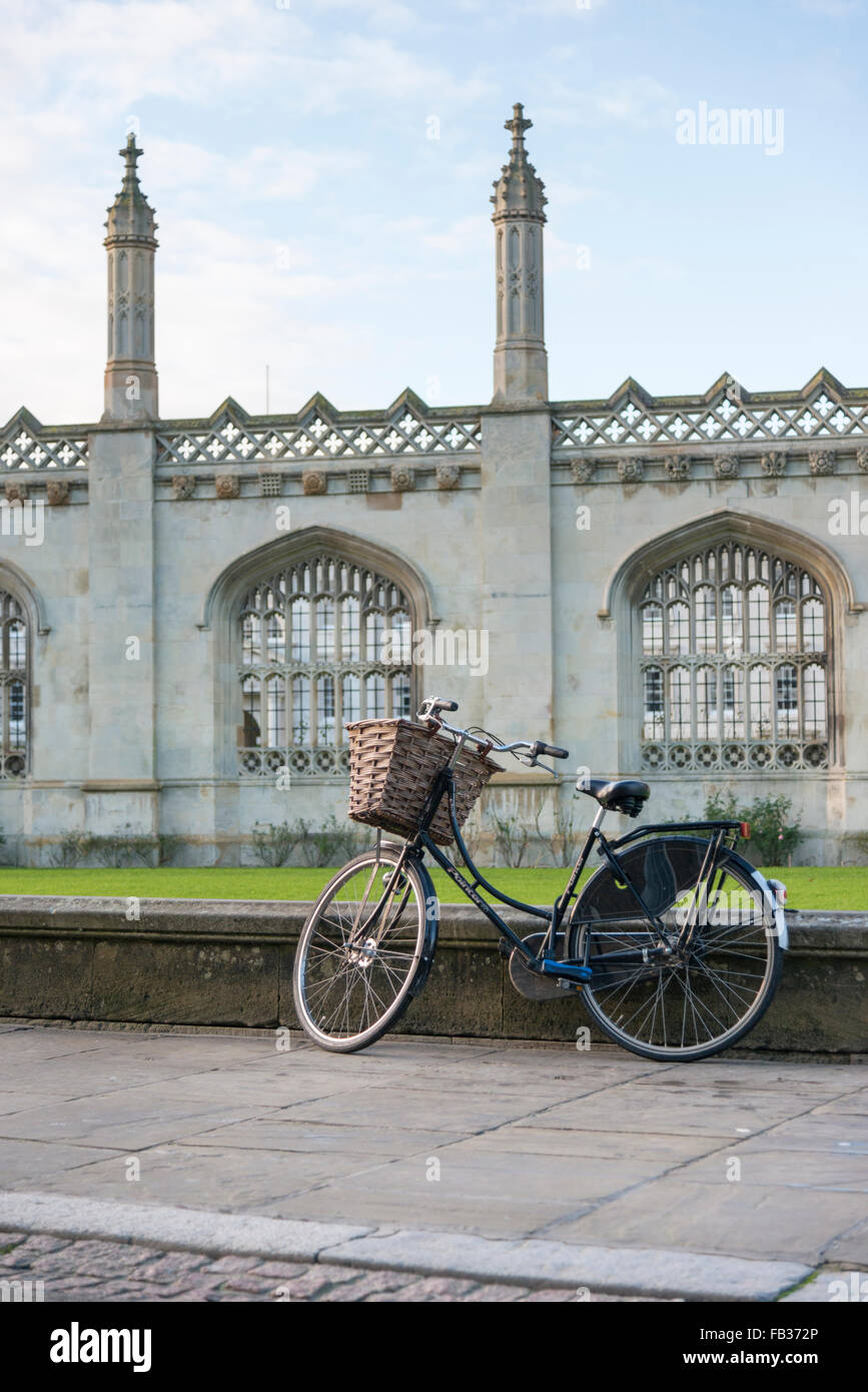 Un traditiojnal ou cycle pédale vélo ou moto garée contre un mur à l'extérieur de Kings College Chapel Kings Parade Cambridge UK Banque D'Images