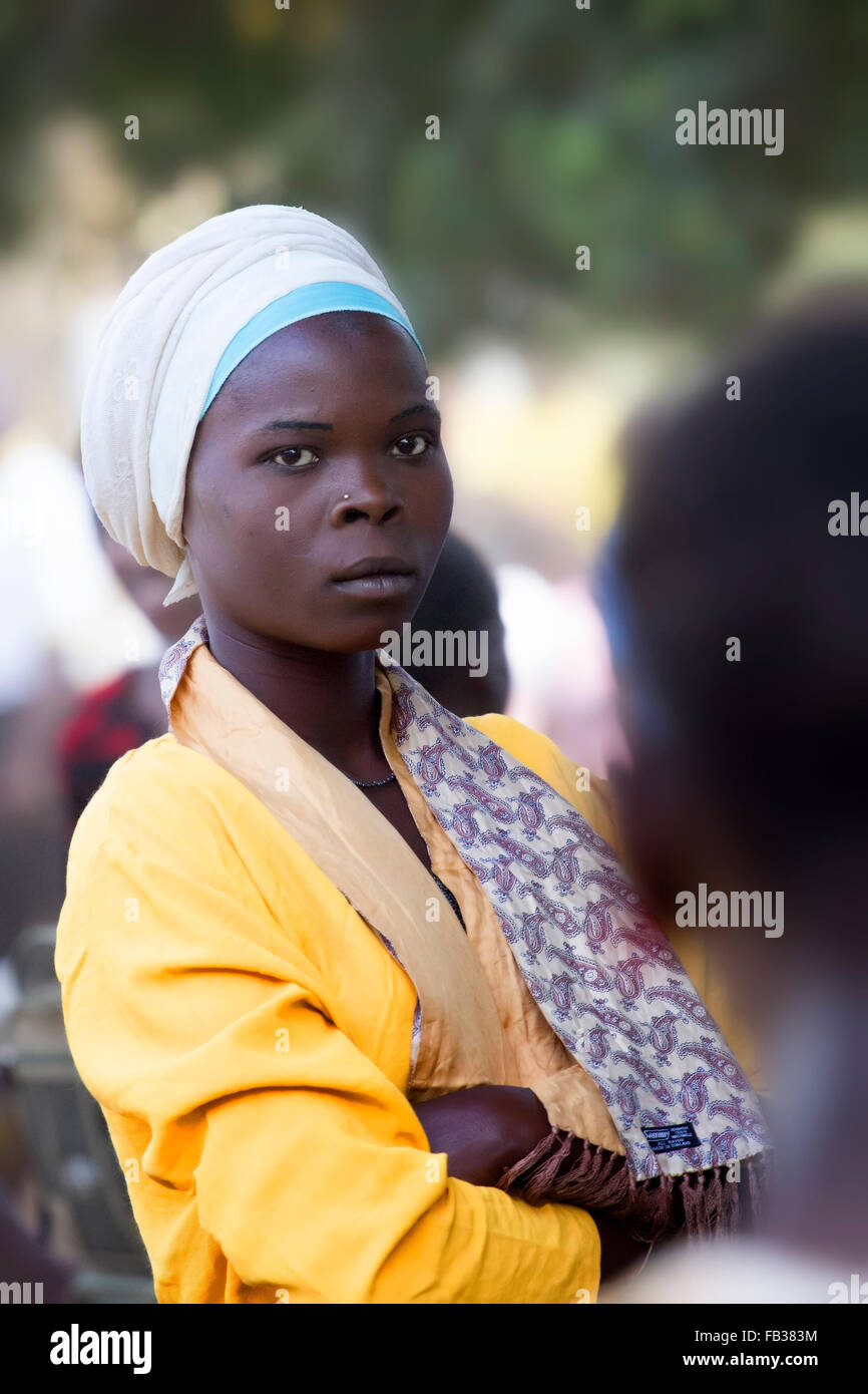 Mbale en Ouganda - Février 15, 2011 : Portrait d'une belle jeune fille d'Afrique de l'Est de l'Ouganda. Banque D'Images