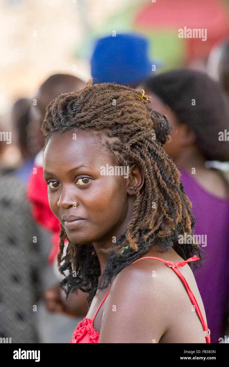 Mbale en Ouganda - Février 15, 2011 : Portrait d'une belle jeune fille d'Afrique de l'Est de l'Ouganda. Banque D'Images