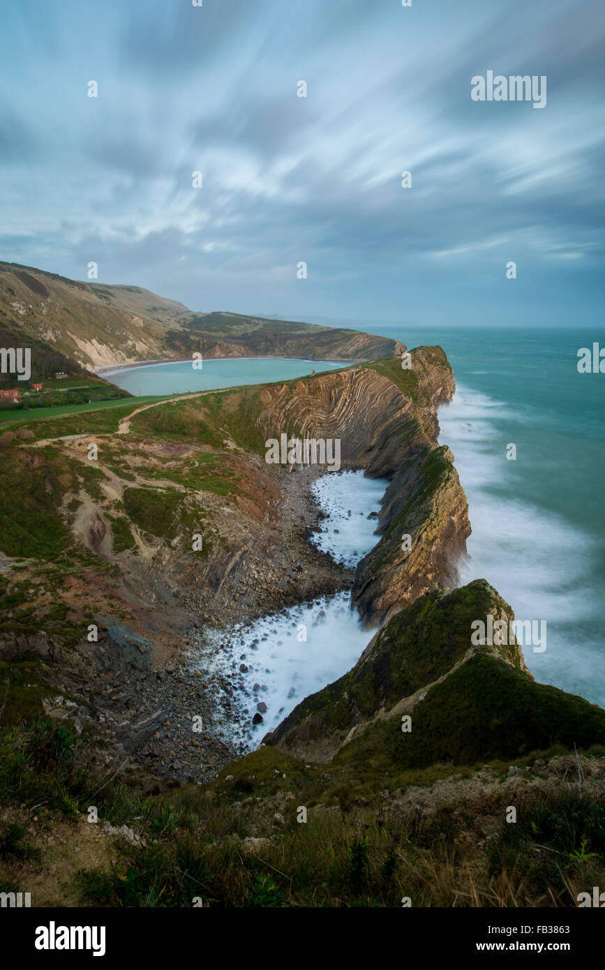 Une vue vers Stairhole de Lulworth Cove et dans le Dorset. Banque D'Images