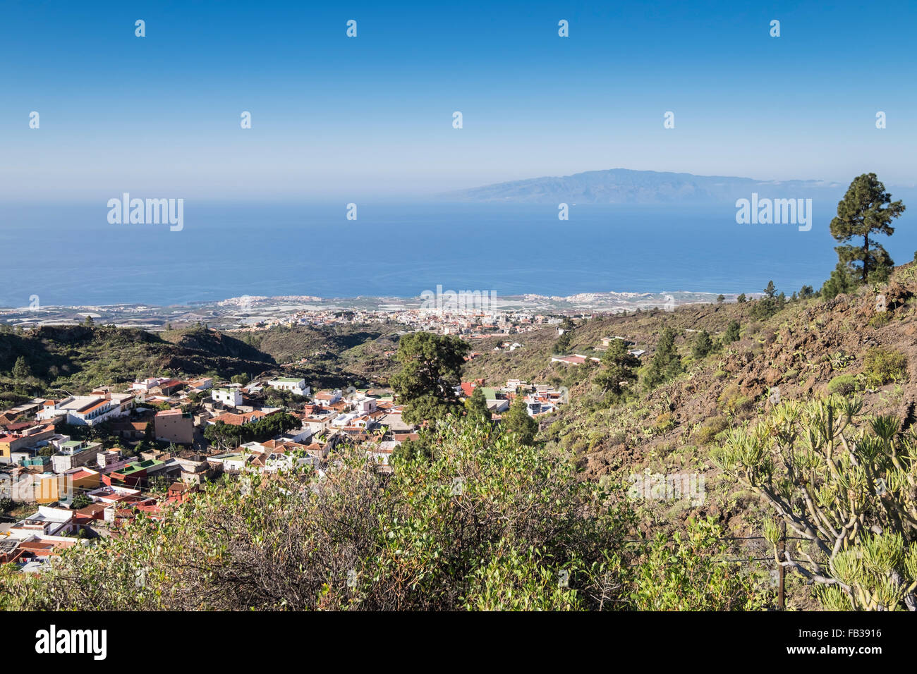 Le ruyral village de Chirche élevé dans les montagnes surplombant la côte ouest de Ténérife et l'île de La Gomera, Secteur de l'I Banque D'Images