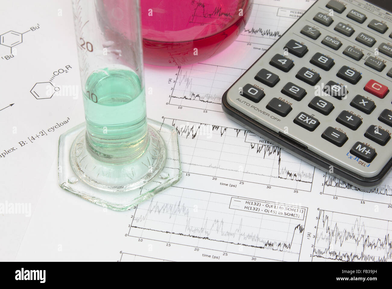 Laboratoire de chimie : chimie, graphiques et une calculatrice scientifique  Photo Stock - Alamy