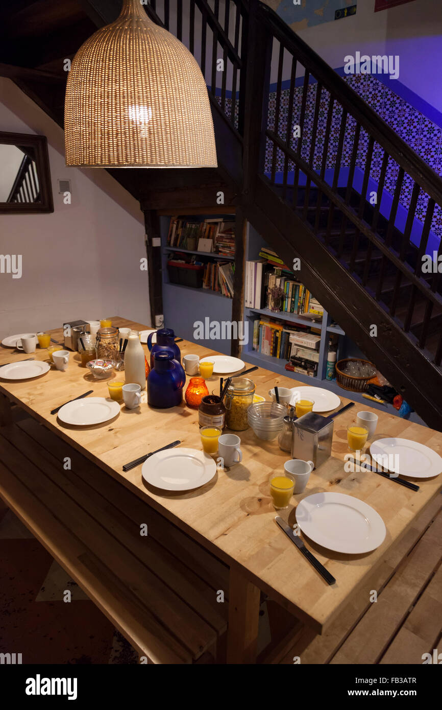 Petit-déjeuner à Hostal pèlerin Beilari à Saint-Jean-Pied-de-Port - Pyrénées-Atlantiques, Aquitaine, France. Banque D'Images