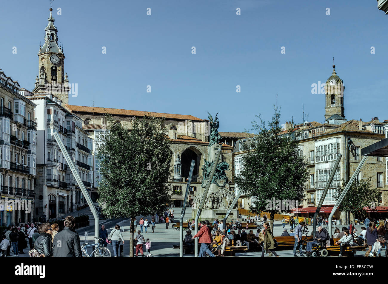 Statue sur la Plaza de la Virgen Blanca Vitoria-Gasteiz, Pays Basque, Espagne, les églises de San Miguel et San Vicente en arrière-plan Banque D'Images